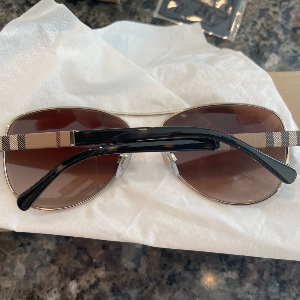 Burberry Limited Edition BE3080 sunglasses. Great condition - Picture 8 of 11